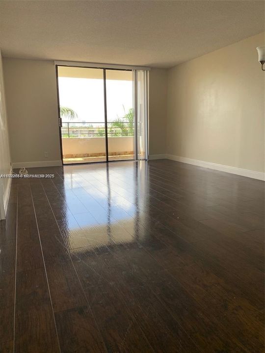 待售: $199,000 (1 贝兹, 1 浴室, 828 平方英尺)