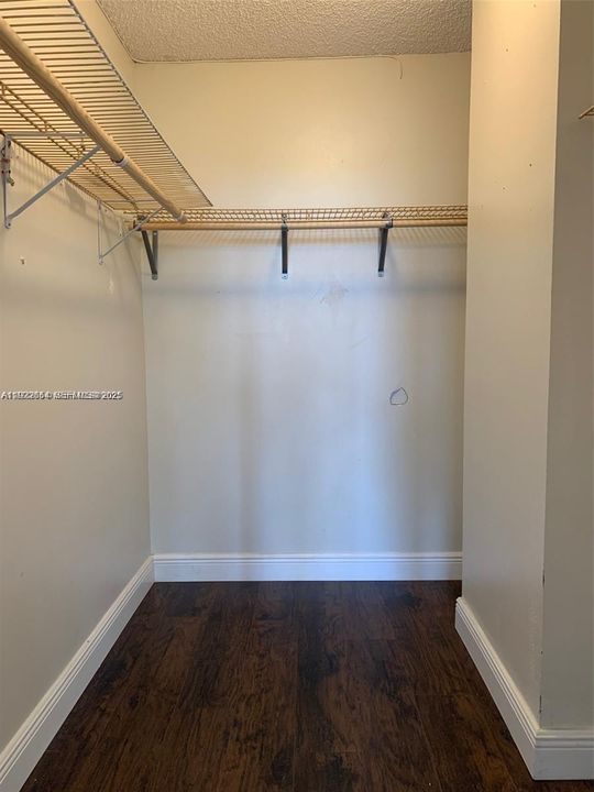 待售: $199,000 (1 贝兹, 1 浴室, 828 平方英尺)