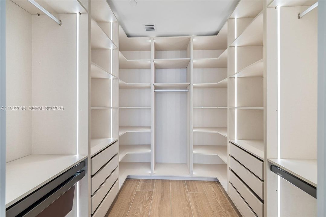 For Rent: $16,500 (4 beds, 5 baths, 2584 Square Feet)