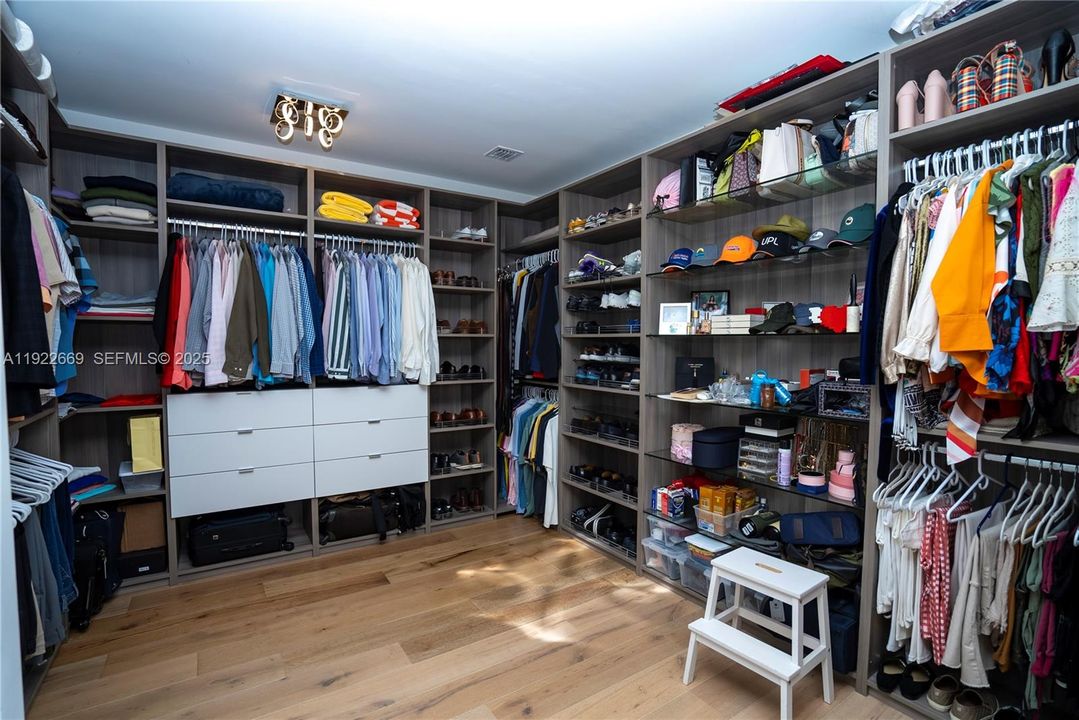 For Sale: $2,349,000 (6 beds, 7 baths, 4874 Square Feet)