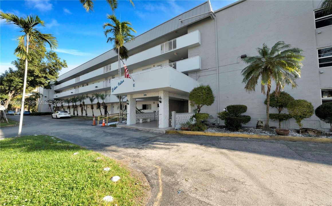 合同活跃: $2,100 (2 贝兹, 2 浴室, 1085 平方英尺)