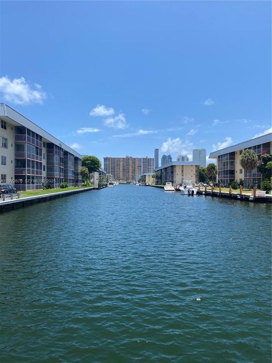 合同活跃: $2,100 (2 贝兹, 2 浴室, 1085 平方英尺)