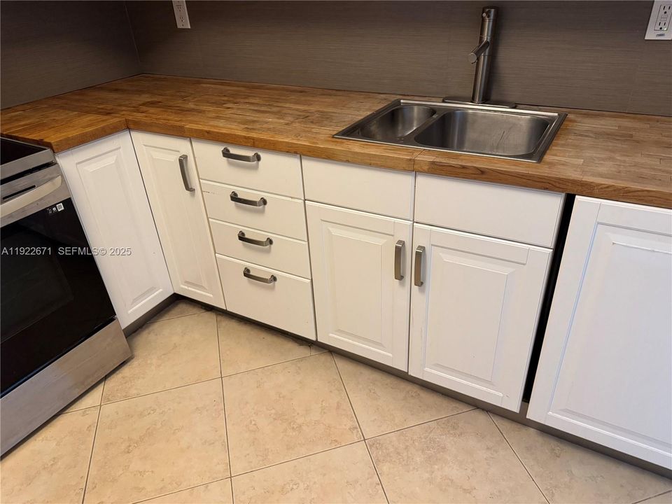 出租: $3,150 (1 贝兹, 1 浴室, 1000 平方英尺)