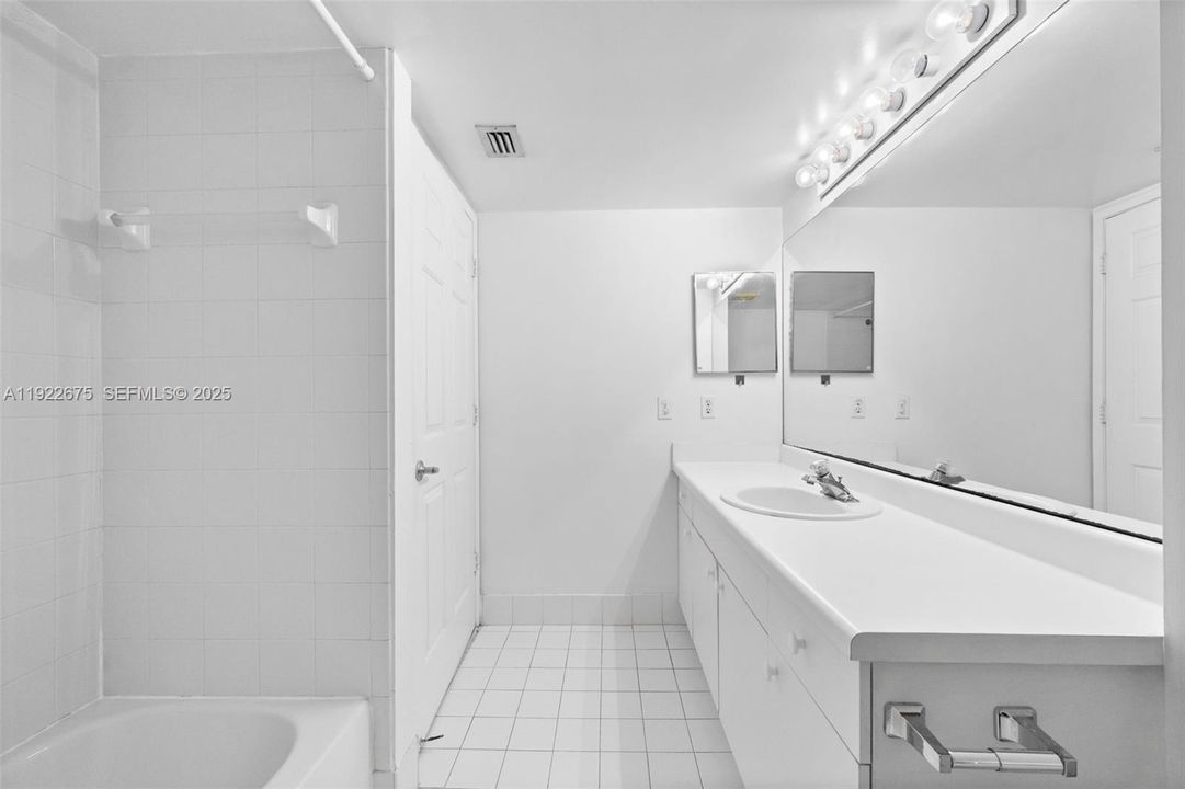 待售: $259,900 (2 贝兹, 2 浴室, 1124 平方英尺)