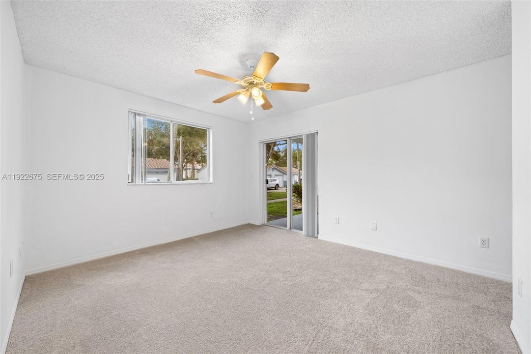 待售: $259,900 (2 贝兹, 2 浴室, 1124 平方英尺)