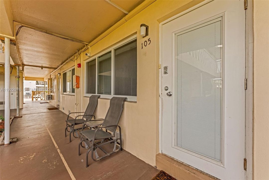 For Sale: $105,000 (1 beds, 1 baths, 604 Square Feet)