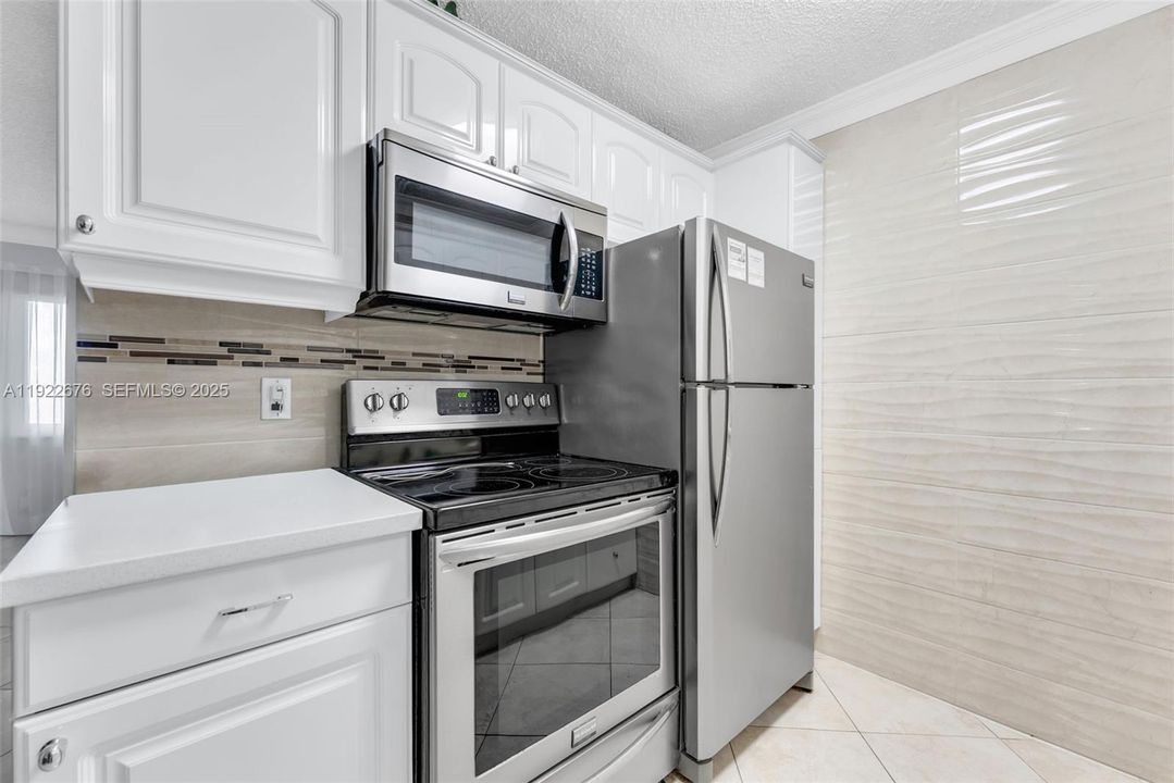 For Sale: $105,000 (1 beds, 1 baths, 604 Square Feet)