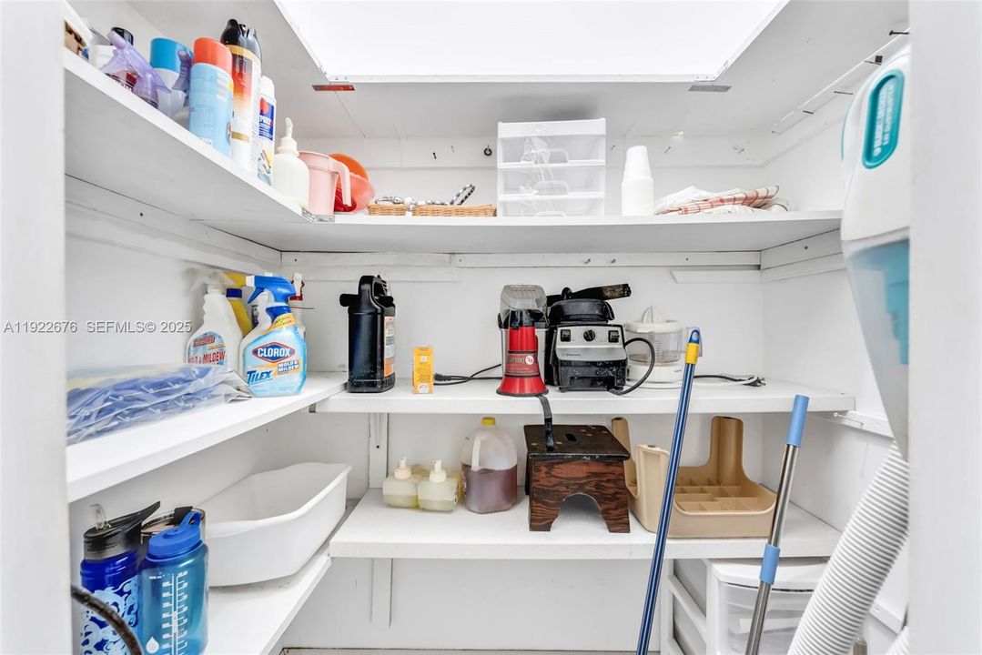 For Sale: $105,000 (1 beds, 1 baths, 604 Square Feet)