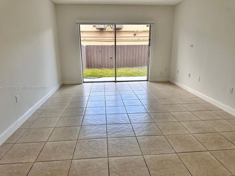 В аренду: $1,900 (1 спален, 1 ванн, 850 Квадратных фут)