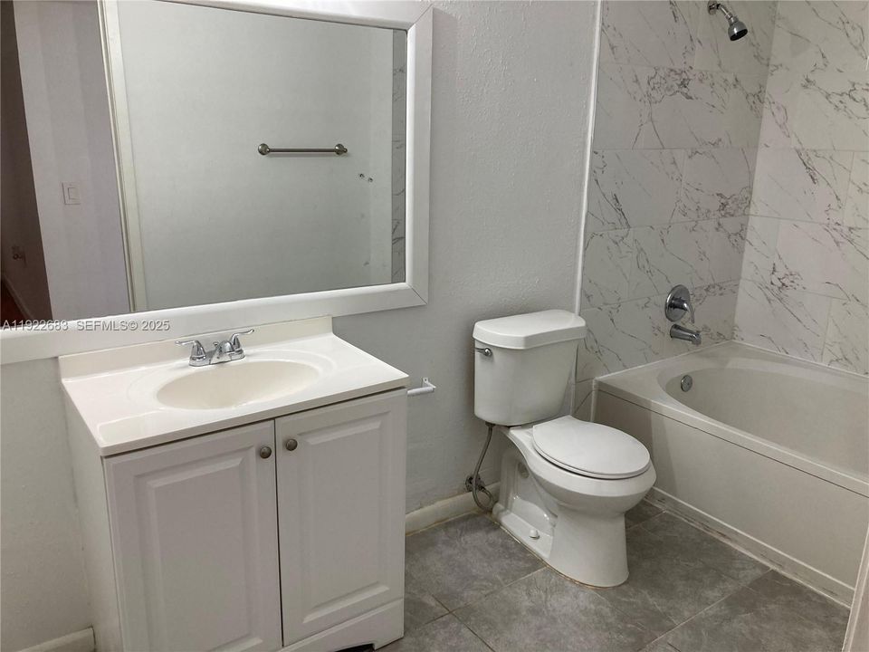 待售: $258,000 (1 贝兹, 1 浴室, 804 平方英尺)