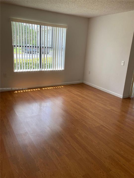 待售: $258,000 (1 贝兹, 1 浴室, 804 平方英尺)