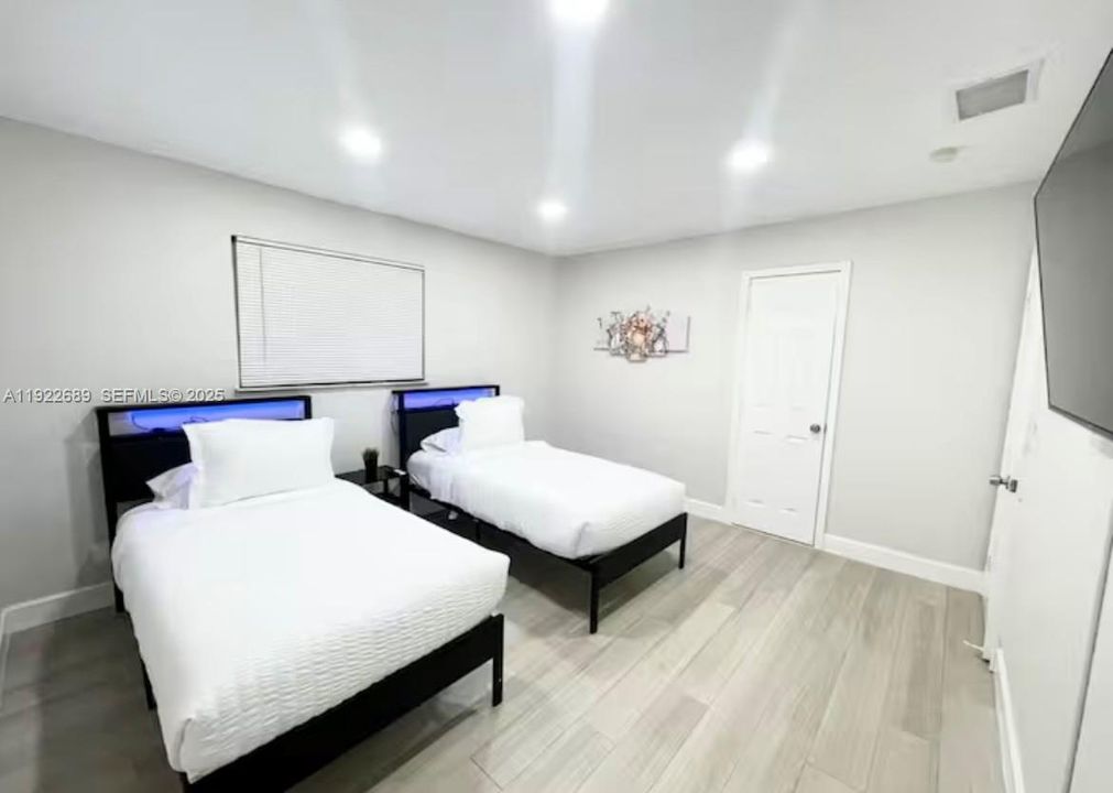 For Rent: $7,500 (5 beds, 3 baths, 2998 Square Feet)