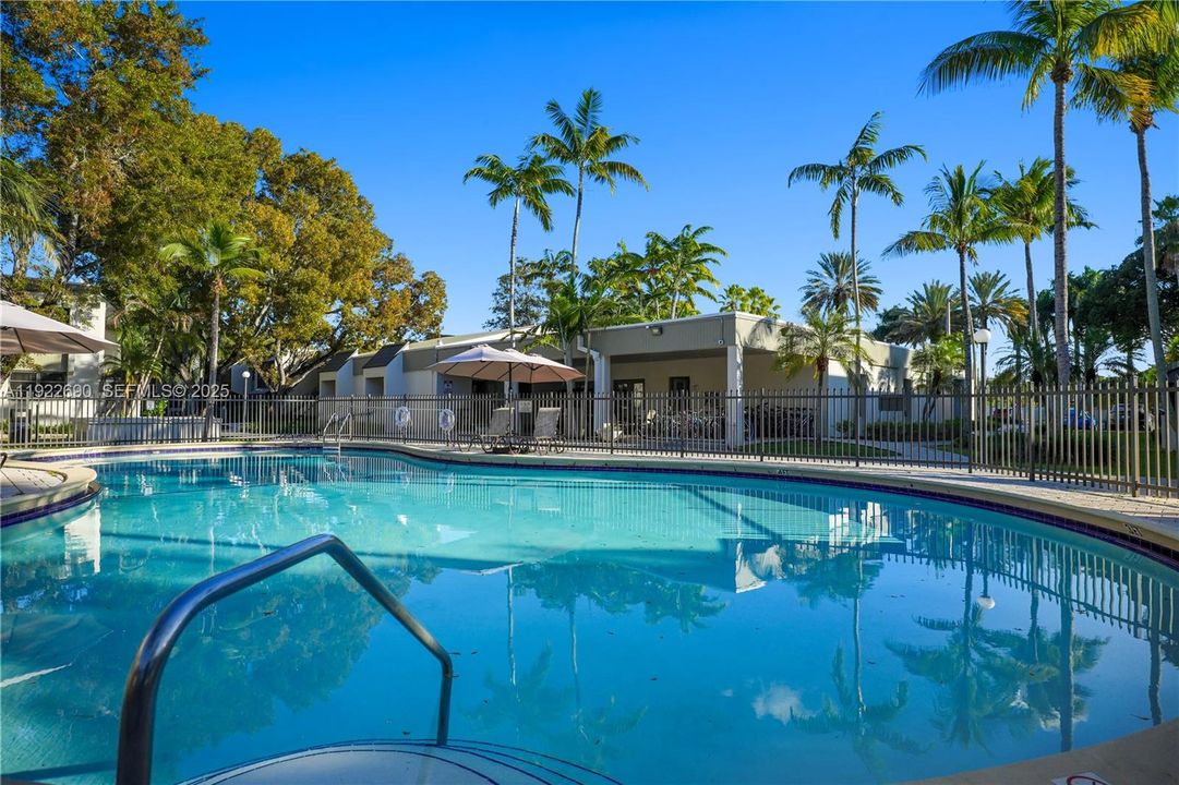 For Sale: $279,500 (1 beds, 1 baths, 854 Square Feet)