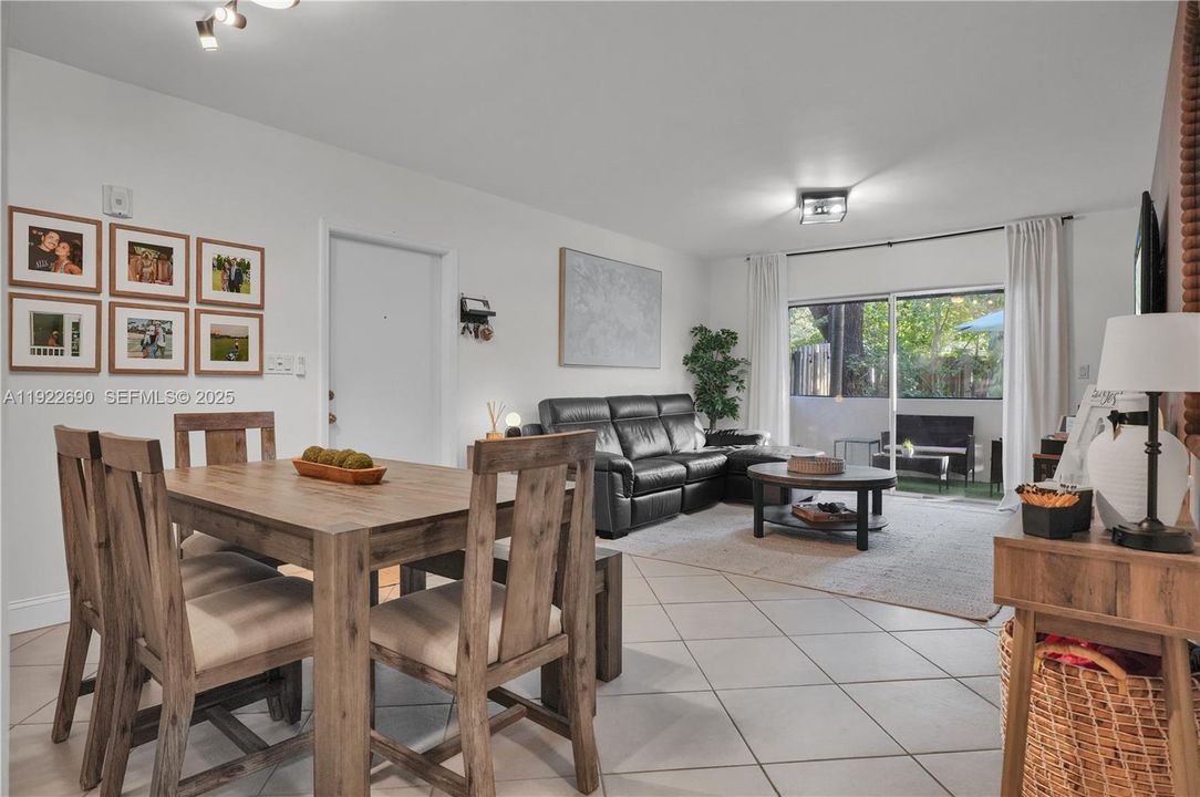 For Sale: $279,500 (1 beds, 1 baths, 854 Square Feet)