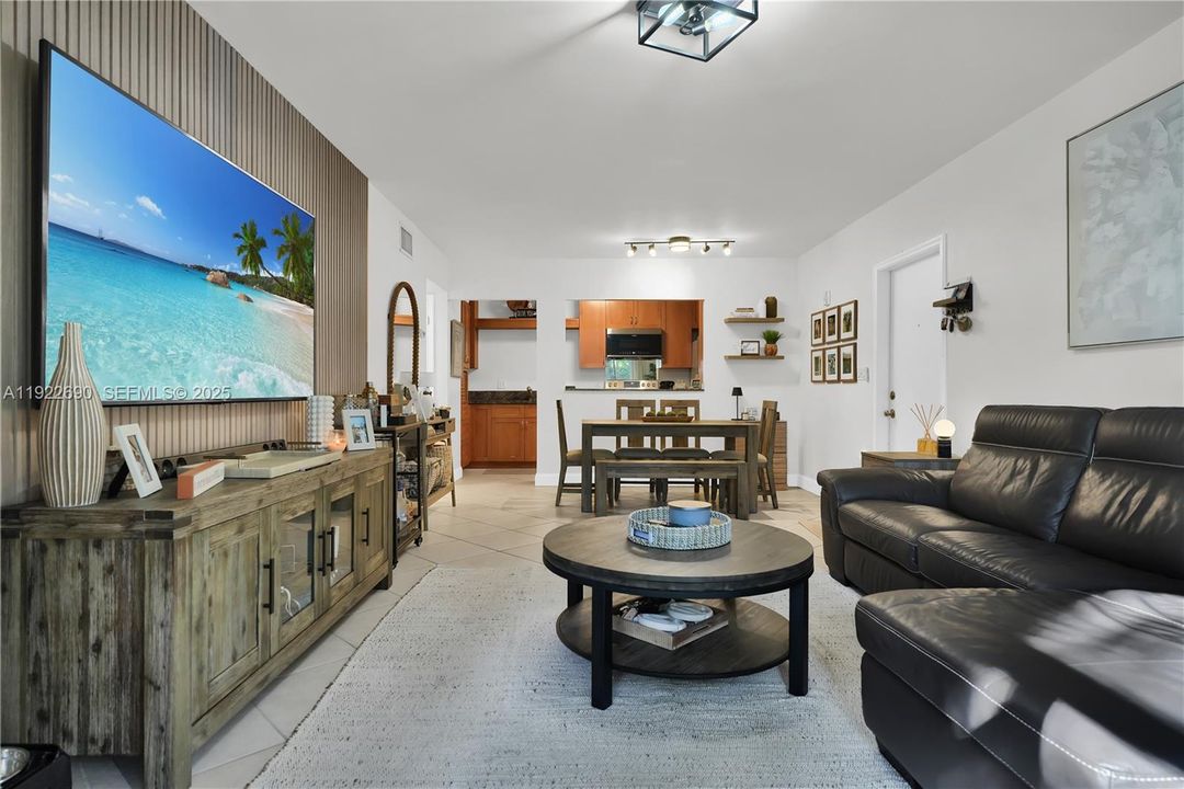 For Sale: $279,500 (1 beds, 1 baths, 854 Square Feet)