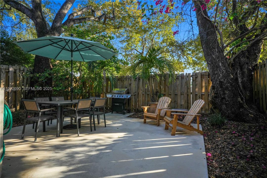 For Sale: $279,500 (1 beds, 1 baths, 854 Square Feet)