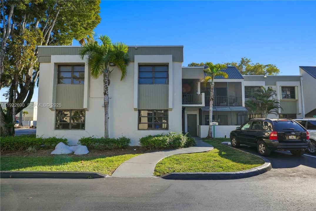 For Sale: $279,500 (1 beds, 1 baths, 854 Square Feet)