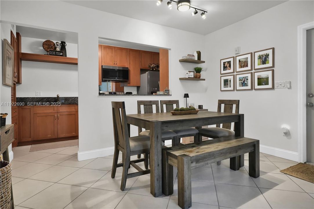 For Sale: $279,500 (1 beds, 1 baths, 854 Square Feet)