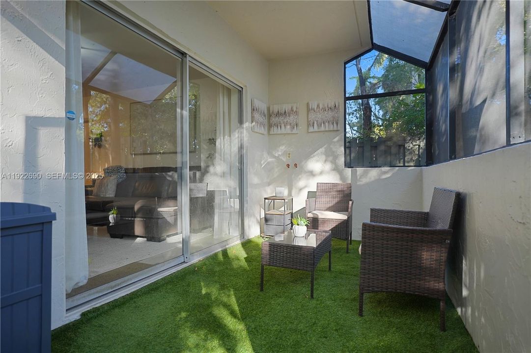 For Sale: $279,500 (1 beds, 1 baths, 854 Square Feet)