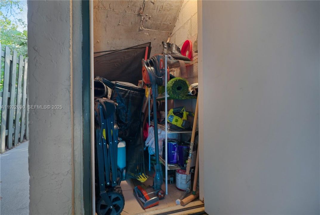 For Sale: $279,500 (1 beds, 1 baths, 854 Square Feet)