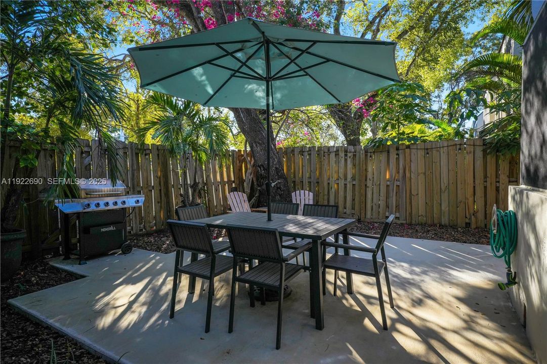 For Sale: $279,500 (1 beds, 1 baths, 854 Square Feet)