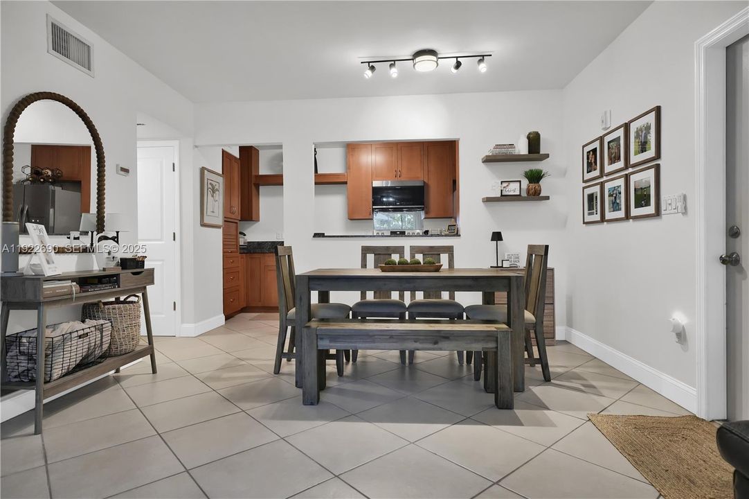 For Sale: $279,500 (1 beds, 1 baths, 854 Square Feet)