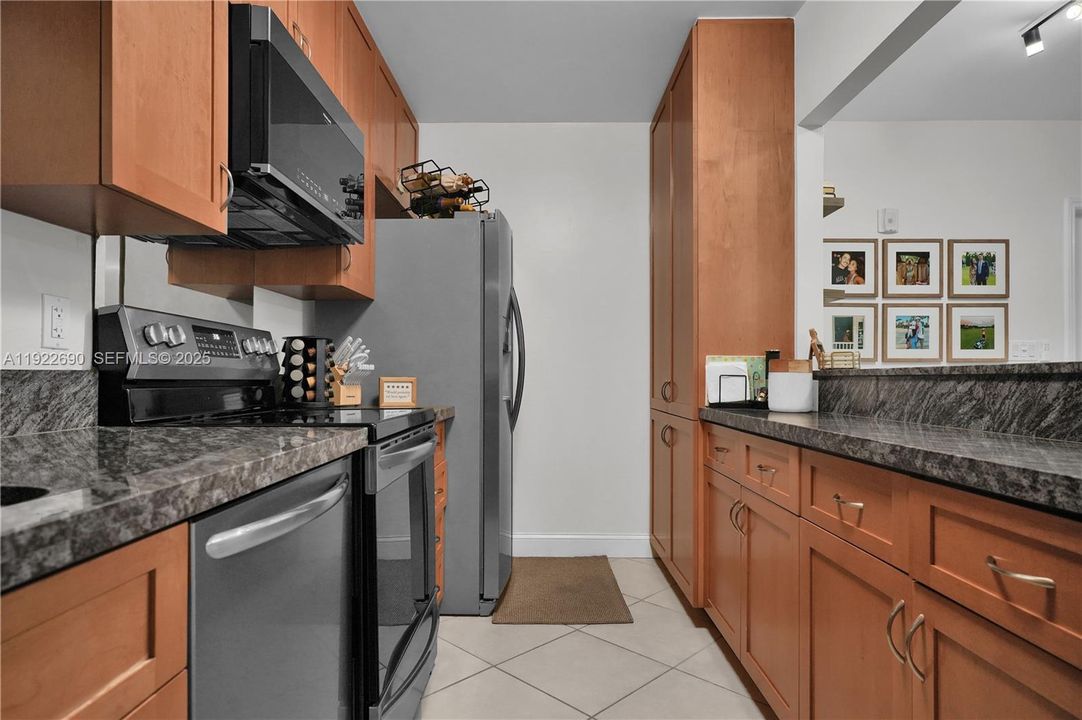 For Sale: $279,500 (1 beds, 1 baths, 854 Square Feet)