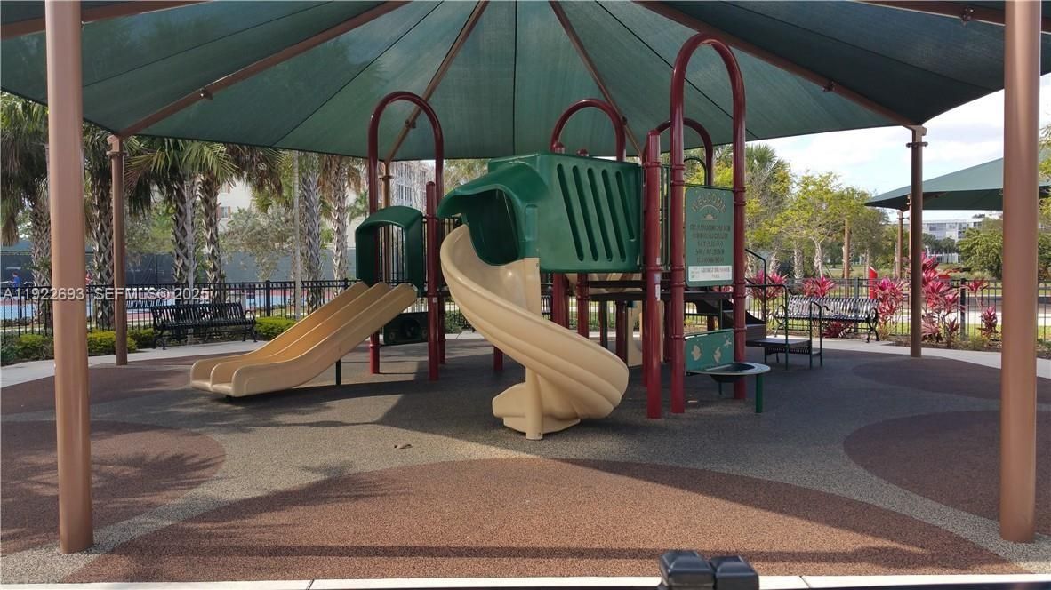 For Rent: $2,800 (3 beds, 2 baths, 1591 Square Feet)