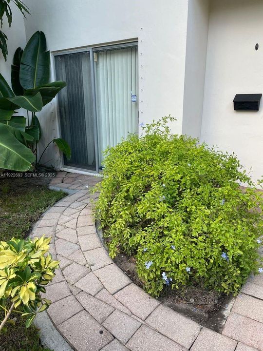 For Rent: $2,800 (3 beds, 2 baths, 1591 Square Feet)