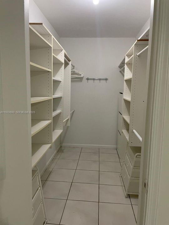 For Rent: $2,800 (3 beds, 2 baths, 1591 Square Feet)