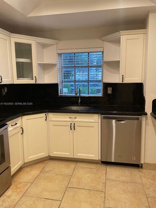 For Rent: $2,800 (3 beds, 2 baths, 1591 Square Feet)