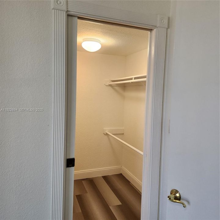 For Rent: $2,350 (2 beds, 2 baths, 965 Square Feet)