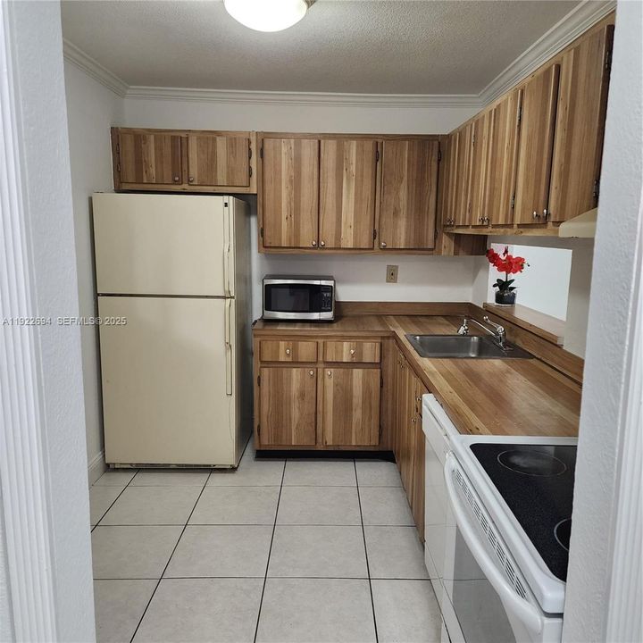 For Rent: $2,350 (2 beds, 2 baths, 965 Square Feet)