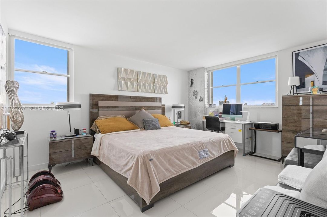 For Sale: $689,000 (2 beds, 2 baths, 960 Square Feet)