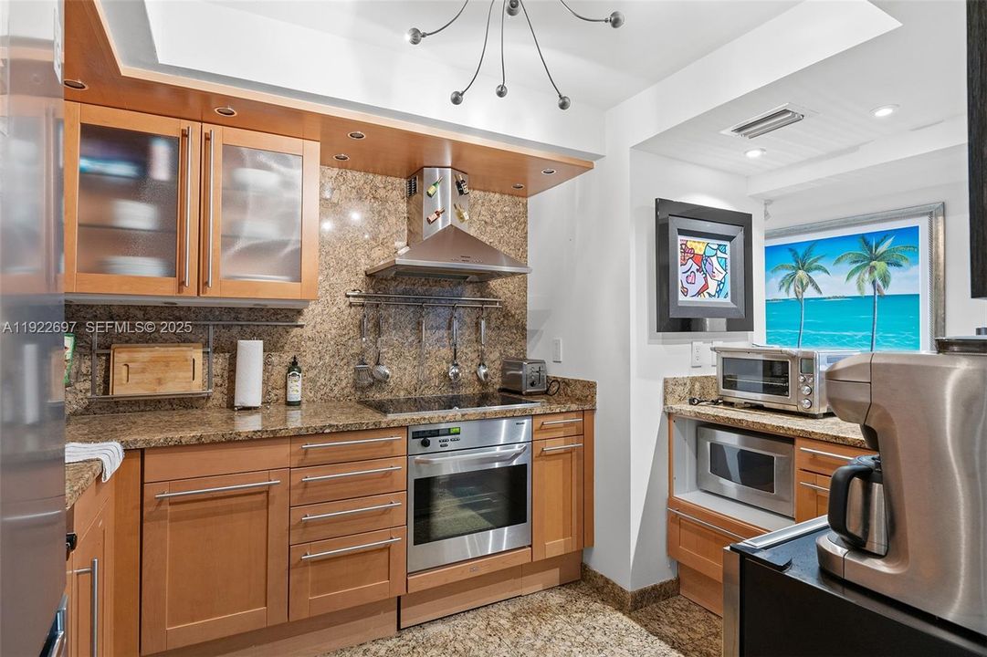 For Sale: $689,000 (2 beds, 2 baths, 960 Square Feet)