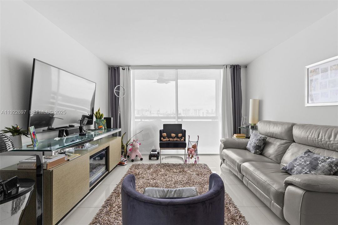 For Sale: $689,000 (2 beds, 2 baths, 960 Square Feet)