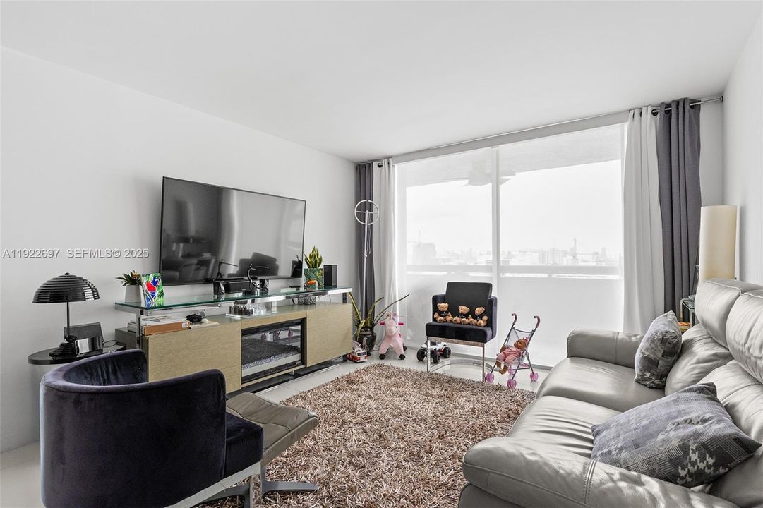 For Sale: $689,000 (2 beds, 2 baths, 960 Square Feet)