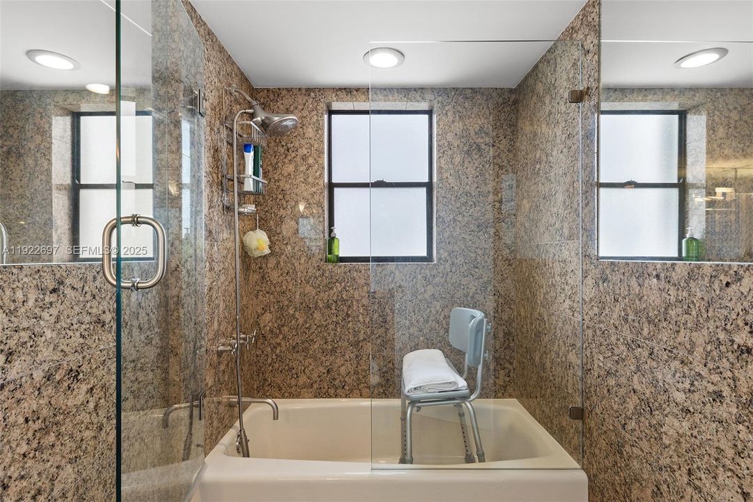 For Sale: $689,000 (2 beds, 2 baths, 960 Square Feet)