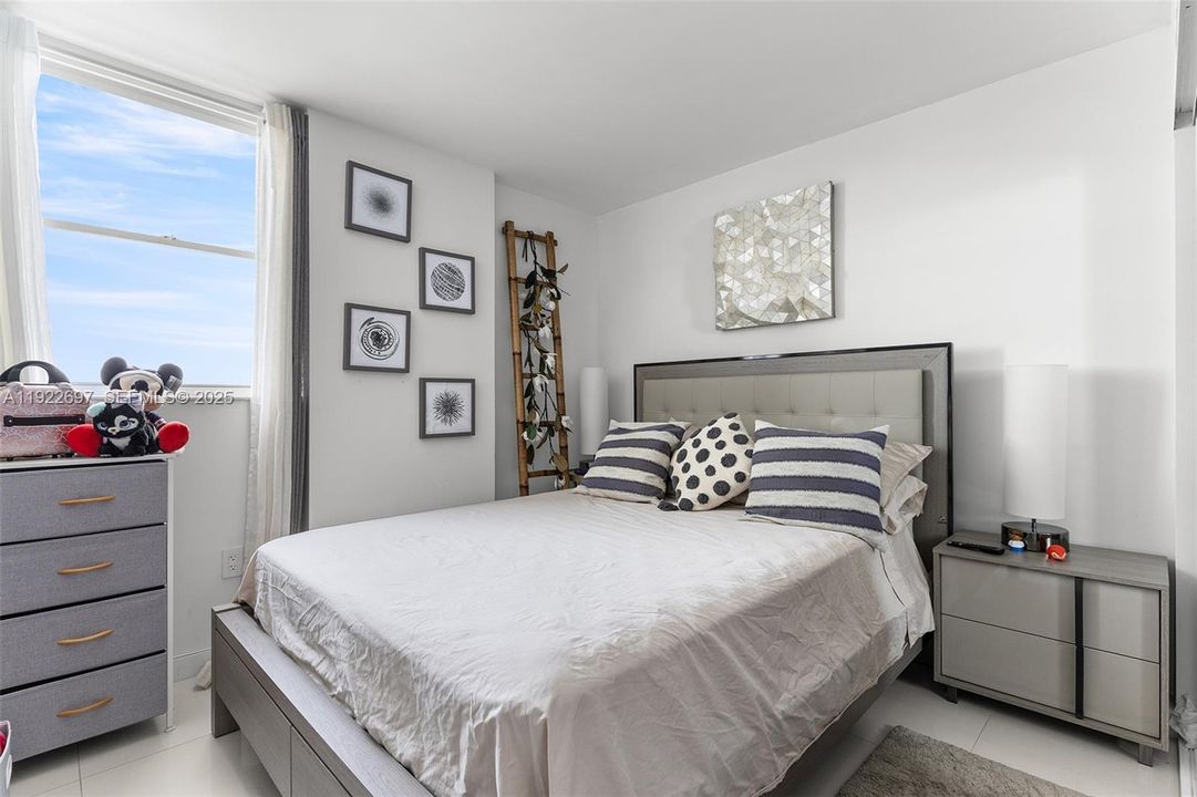 For Sale: $689,000 (2 beds, 2 baths, 960 Square Feet)