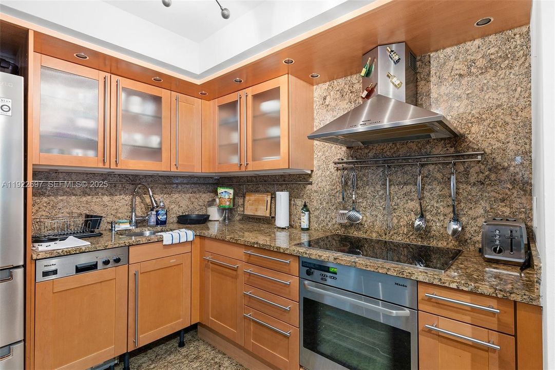 For Sale: $689,000 (2 beds, 2 baths, 960 Square Feet)