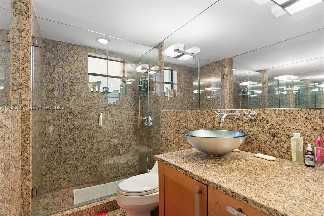 For Sale: $689,000 (2 beds, 2 baths, 960 Square Feet)