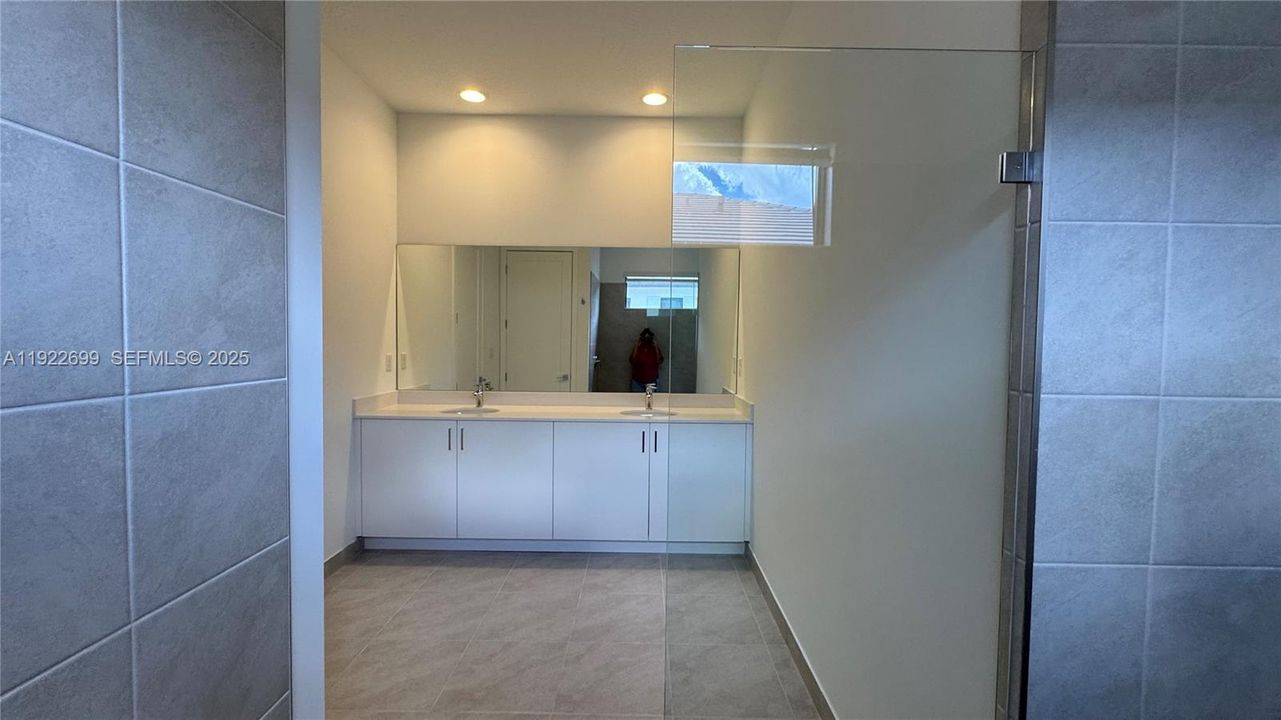 For Rent: $2,500 (3 beds, 2 baths, 2028 Square Feet)