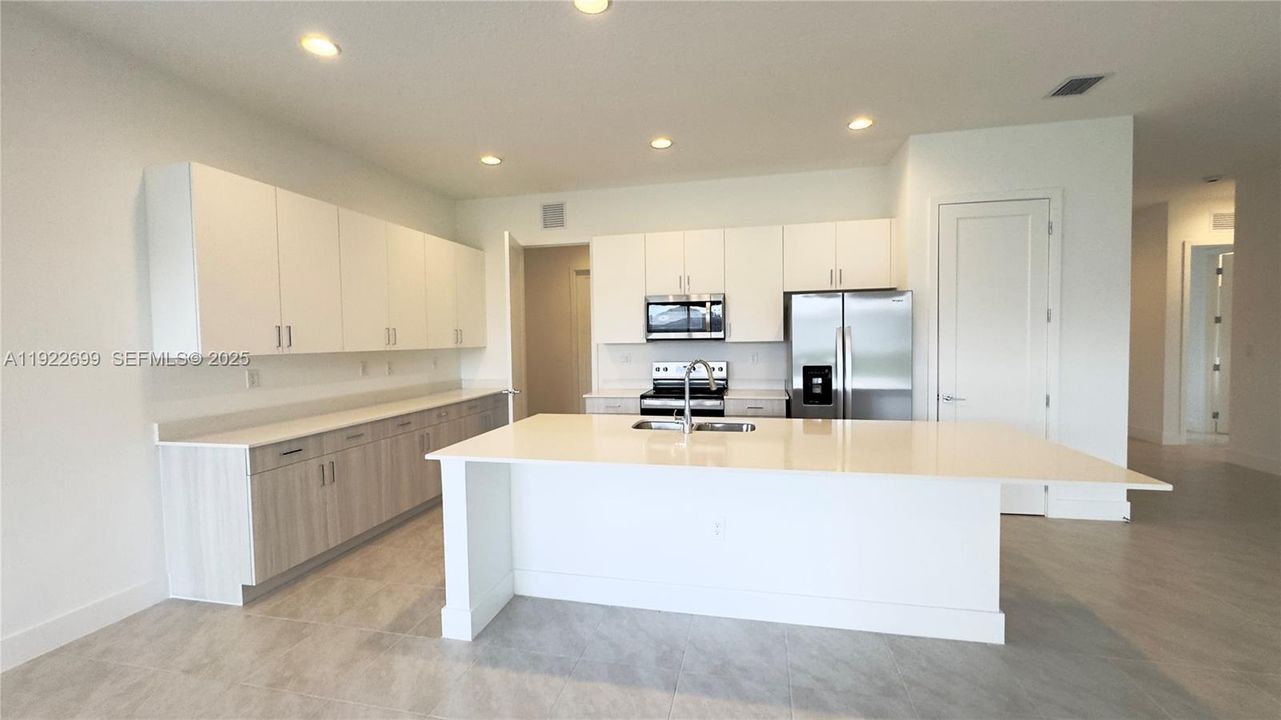 For Rent: $2,500 (3 beds, 2 baths, 2028 Square Feet)