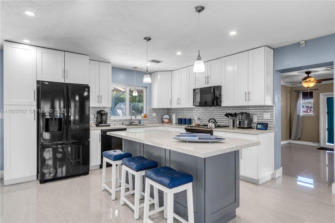 На продажу: $949,900 (4 спален, 2 ванн, 2028 Квадратных фут)