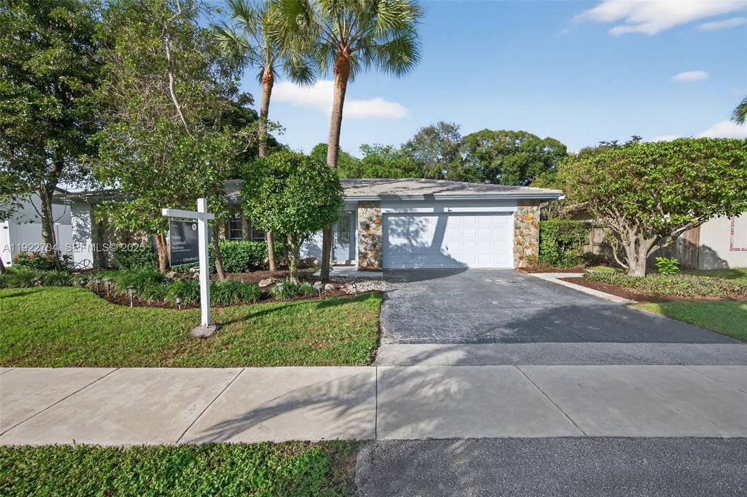 For Sale: $775,000 (4 beds, 2 baths, 1896 Square Feet)