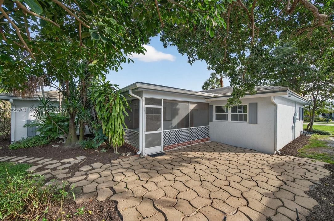 For Sale: $775,000 (4 beds, 2 baths, 1896 Square Feet)