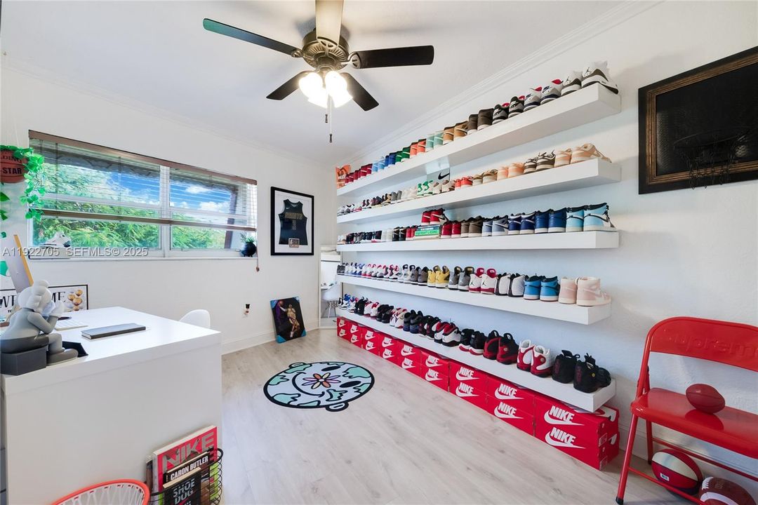 For Sale: $450,000 (3 beds, 2 baths, 1290 Square Feet)