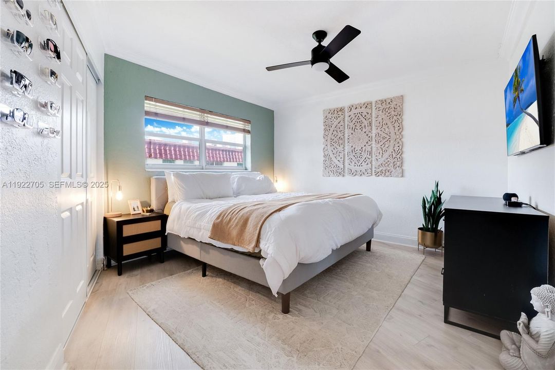 For Sale: $450,000 (3 beds, 2 baths, 1290 Square Feet)