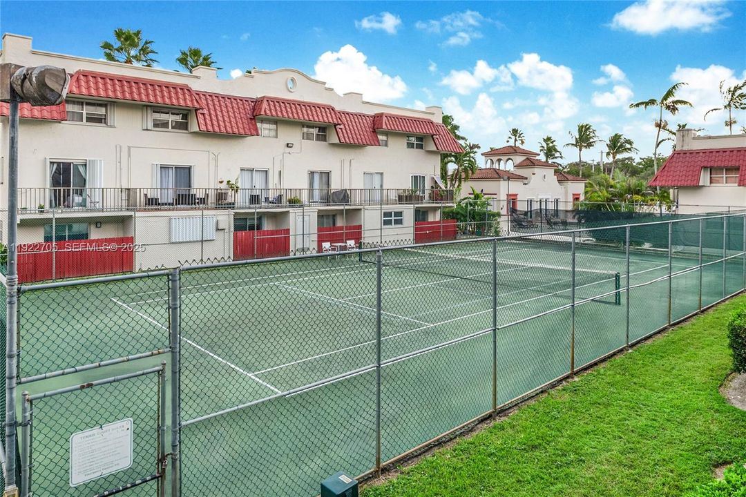 For Sale: $450,000 (3 beds, 2 baths, 1290 Square Feet)