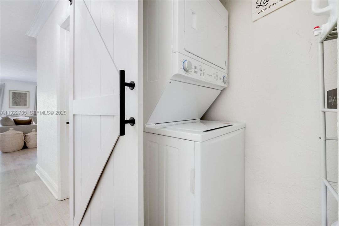 For Sale: $450,000 (3 beds, 2 baths, 1290 Square Feet)